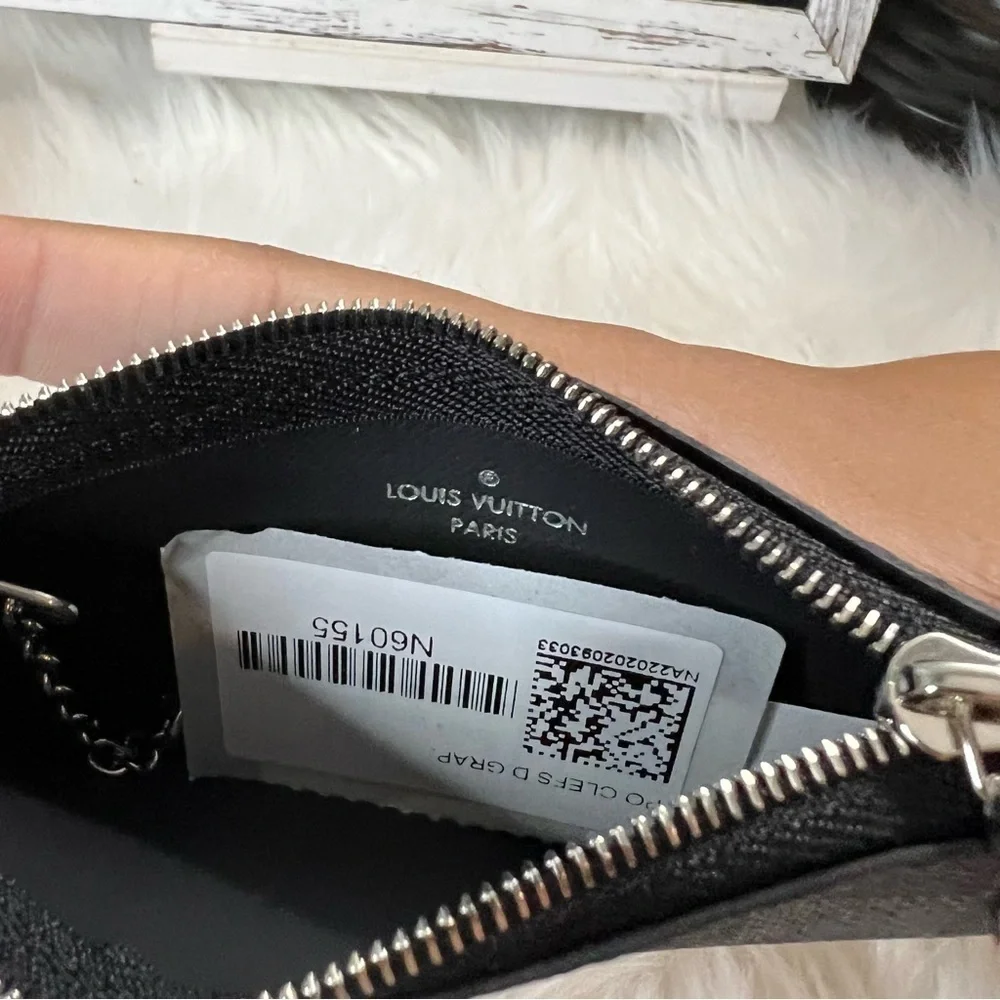𝅺LOUIS vuitton keycles graphite NWT